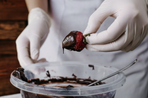 Fraise trempée dans le chocolat noir