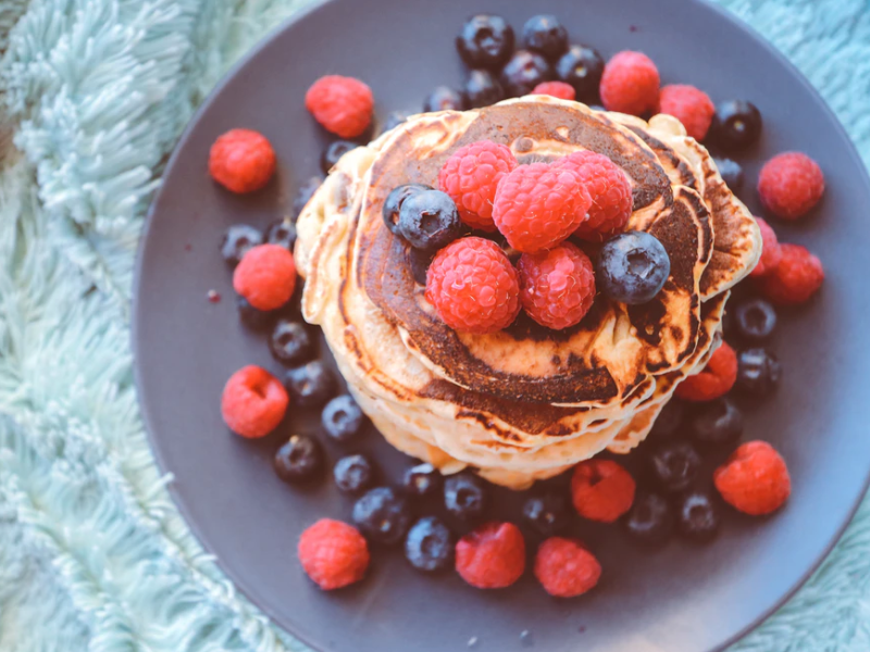 Pancakes et fruits